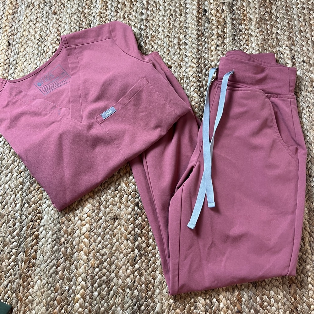 FIGS Scrubs - High Waisted Jamora Jogger + Catalina Top in Mauve Pink - XXS